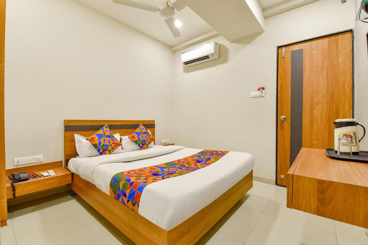 Fabhotel Happinex Surat Exterior foto